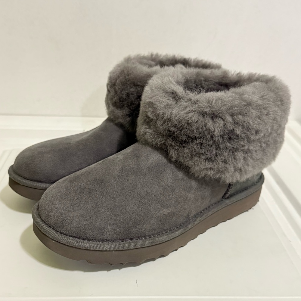 Ugg women Classic Mini Fluff new size 7 women H40N2